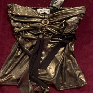 Riktigt fin topp i strl S/M 🤍 - Fin topp med prislapp, bra skick, ej använt🤍 strl S/M även köpt för länge sedan, men den har inte kommit till användning🤍