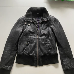 Rock’n blue skinnjacka  - Skön och snygg skinnjacka från Rock’n Blue. Stl 34. Fraktkostnad varierar om man vill ha spårbart eller inte. 