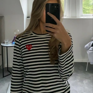 Comme des Garçons tröja - Jag säljer min Comme des Garçons tröja i strl S. Den är randig i färgen svart och vit. Inköpt på NK i Göteborg. Säljs i fint skick. 