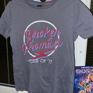 Gina tricot t-shirt  - Några år gammal Gina Tricot T-shirt. Strl XS. Säljer pga använder ej🌟