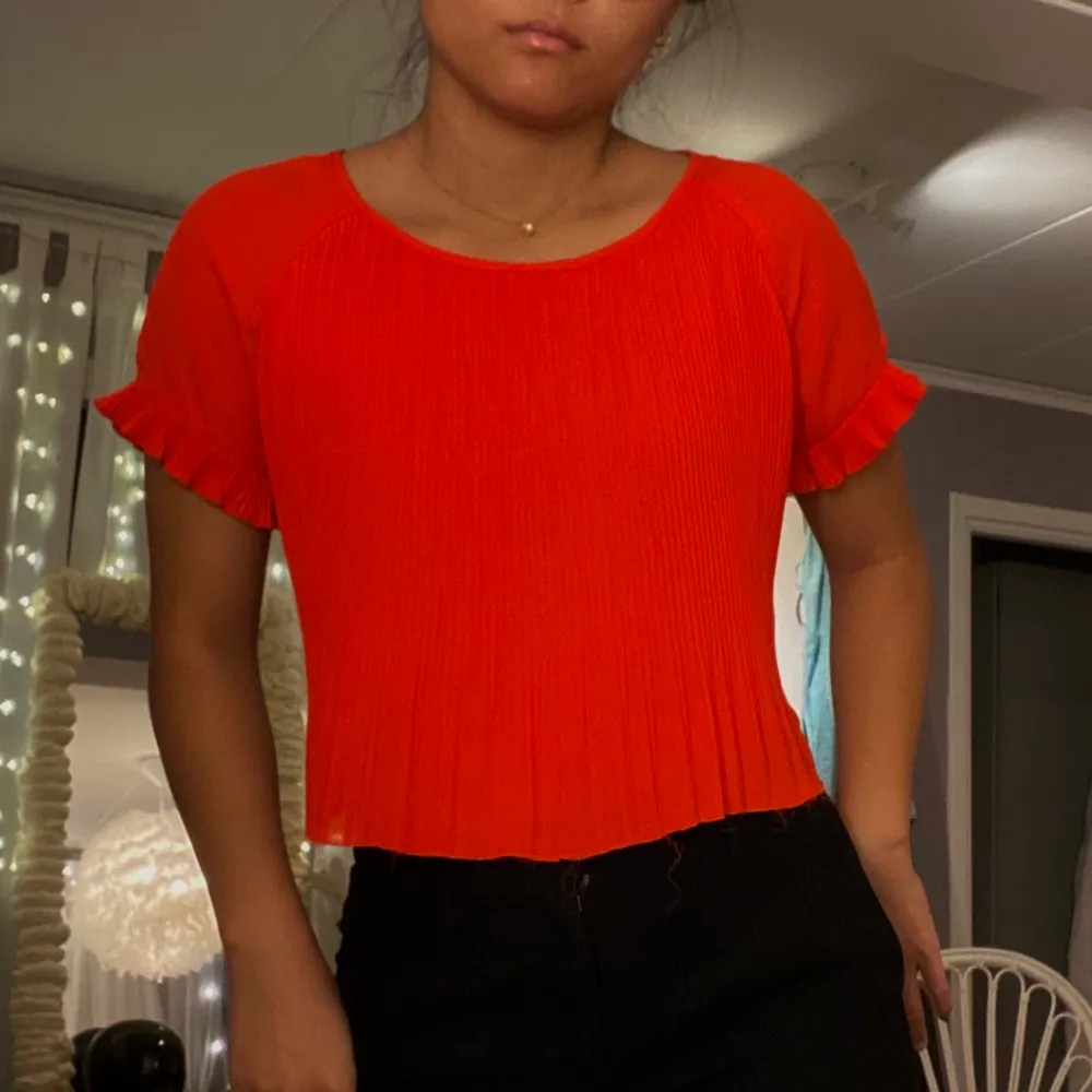 Gullig top från veromoda i stl XS. Ljus röd färg är tröjan men på bilden ser det lite orange ut.. Toppar.