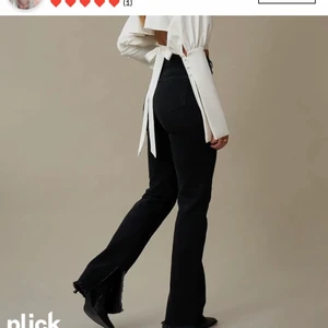 Jeansen med slit - Säljer dessa Jenssen från Hannah schönbergs kollektion i strl 38 endast använda fåtal gånger då dem ej passat