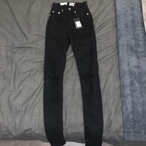 Fina skinny jeans som är högmidjade med hål på knäna. Lappar är kvar, oanvända. Betalning sker via Swish, 150 kr eller högsta bud.