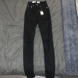Skinny highwasted jeans. storlek xxs  - Fina skinny jeans som är högmidjade med hål på knäna. Lappar är kvar, oanvända. Betalning sker via Swish, 150 kr eller högsta bud.