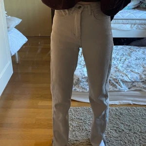 Venderbys, gråa jeans med slits - Säljer dessa super fina högmidjade jeans från venderbys, har knappt använt de eftersom de tyvärr är för stora för mig. De är i storlek XS men är relativt långa, är själv 167cm men har ganska långa ben. Köpte de för ca 600kr men säljer för 450kr frakten då ej inräknad, kan också mötas och då blir det såklart ingen fraktkostnad.