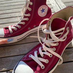 Vinröda converse, all star. - Ett par vinröda converse, nästan helt oanvända! I ett jättebra skick, inga fläckar och dem är inte slitna eller så.  Eftersom jag inte har någon användning för dem längre så väljer jag att sälja dem:)  Det är strl 40. Du som vill ha dem betalar 450 kr plus frakt. Frakten är 66 kr.  först till kvarn. Betalas med Swish, Kontakta mig om du vill köpa. 