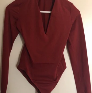 Röd bodysuit från Zara, storlek S - Passar jätte bra med svarta, vita jeans. Plagget är från ZARA och har bara använt den en gång. Rensar garderoben. 
