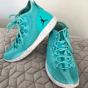 Jordans - Ett par Jordans. Sköna skor att spela basket i men även att använda som sneakers. Nypris: 1299kr