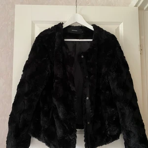 PÄLSJACKA  - Jacka i fuskpäls, storlek large 
