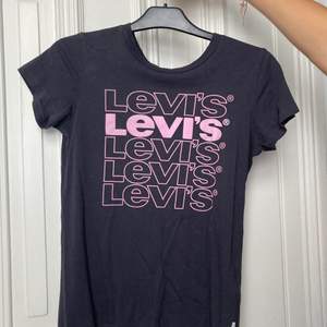 En Levis tröja i mycket bra skick❣️ använd fåtal gånger och köpt i Levis i NY😍 