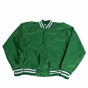 Grön varsity jacka  - En riktigt fin och  minimal grön Varisty jacka som är från nittiotalet troligtvis baserat på vissa faktorer. Färgen är riktigt trendig och har väldigt stor efterfrågan just nu därför att den är så fin. Har vita detaljer och var thriftad i USA på en thriftstore 