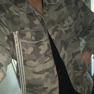 Militärjacka - Hej! Säljer en cool militärjacka i olika gröna färger med paljettdetaljer som är väldigt snyggt enligt mig. Den är i storlek XS men skulle även passa S/M som jag har då den är lite oversized. Den är i bra skick. På de sista två bilderna är färgen på jackan lite missvisande och skulle säga att den är mer lik på den första bilden. Hör av dig om du är intresserad! 😊💕