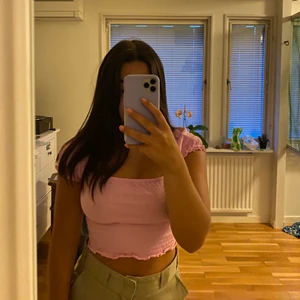 Rosa topp  - Säljer en fin rosa topp köpt på hm förra året. Den är använd flera gånger men i jättebra skick! Storlek xs☺️frakt tillkommer