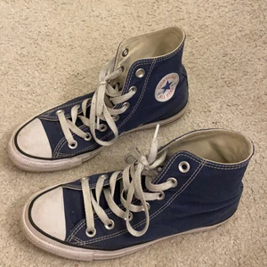 Convers marin blåa stolek 36,5 - Säljer mina convers då dom är för små helt ok skick ny pris 700