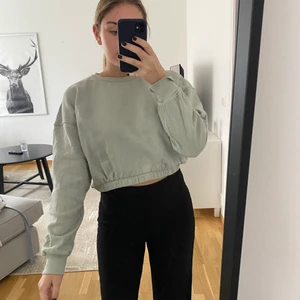 Croppad pastell grön tröja  - Säljer denna tröja som jag köpte i sommars på lager 157 pga aldrig kommit till användning