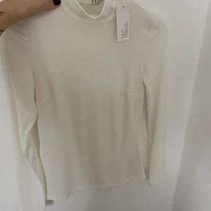 Polotröja - Prislappen kvar på tröjan, så säljes pga aldrig använt.