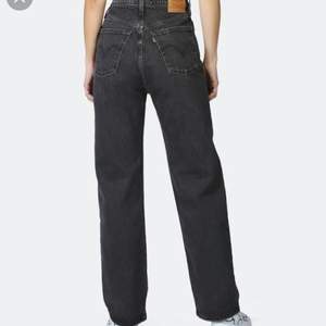 Levi’s ribcage jeans. Superfina Levis jeans som nästan är som oanvända! Säljer då jag inte använder de längre!