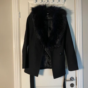 Svart kappa med krage  - Svart kappa från hm i storlek 34