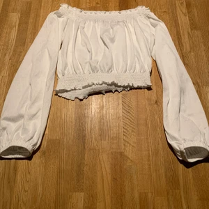 Vit magtröja  - Vit magtröja med stretch och perfekt för sommaren 👍