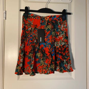 Kjol från weekday - Kjol från weekday i storlek 34. Prislapp kvar. 