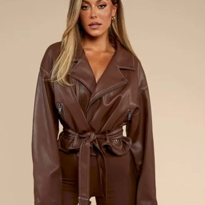 Bianca x Nelly skinnjacka - Säljer skinnjackan från biancas kollektion med Nelly, som nu är slutsåld, har bara provat den men den passade tyvärr inte mig😊