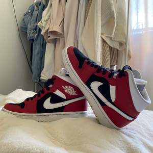 Ett par Nike jordan 1 modell Gym Red Black i storlek 38,5. De är fortfarande väldigt fräscha och är använda fåtal gånger