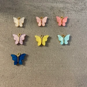 Fjärils berlocker  - 3kr/st. Ringa in den du vill ha. Har 10st av varje färg 