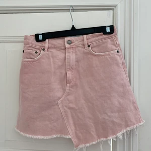 Jeanskjol i storlek 36 - Ljusros jeanskjol ifrån & Other stories i storlek 36.