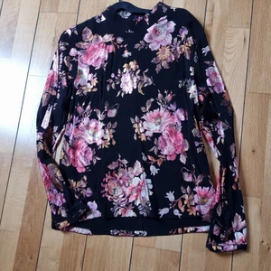 Blommig blus från JUST - Skimrande blommig blus från JUST. 100% viskos.