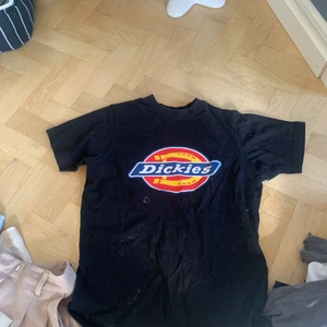 Dickis  - Säljer min dickis t shirt, den är inte min stil . Använt den några gånger men i ny skick ❤️
