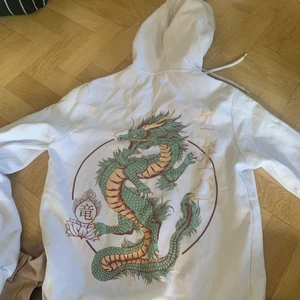 Hoodie - Säljer min hoodie med tryck på ryggen, bra skick . Använder aldrig så säljer den