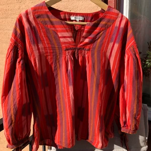 Röd blus - Randig blus i röda nyanser. Jätteskön och luftig, passar de flesta storlekar. 
