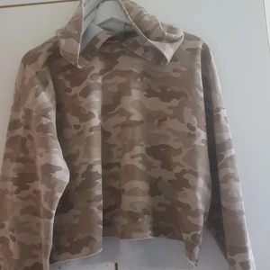 Camouflage magtröja  - Camouflage magtröja med luva och fluffig insida.