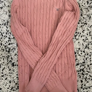 Stickad gant tröja - Väldigt bra skick fin och så men kommer inte till andväning 