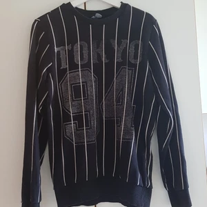 En mysig tjocktröjag, fluffig insida  - Den är tjock och mysig med en fluffig insida. Perfekt för myskvelar och kalla vinter dagar 