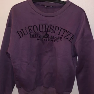 sweatshirt med text - sweatshirt. denna lila supermysiga tröja är köpt på shein och är endast använd en gång, frakt tillkommer💕