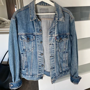 Vintage jeansjacka  - Köpt på beyond retro i Stockholm. Jag får plats med en stickad tröja under eller en hoodie. Pris kan diskuteras. 