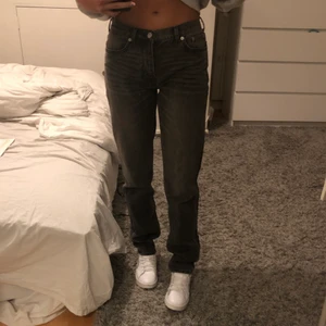 mid waist jeans - Intresse koll på dessa mid waist jeans från black denim (BLK DNM) Original pris 1300 men har sytt in dom i midian hos skräddare för 380kr för att passa en 34/36🖤 Rak ben och perfekt färg. säljer då dom ej kommer till användning. Jag är 165 och dom går i marken utan skor på mig. Budgivning. Höj med minst 10kr🖤