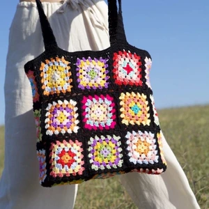 Granny Square Tote - Skulle någon vara intresserad om jag började göra dessa väskor? Har virkat i ca 1 år, är inte världsbäst men skulle defenitivt kunna göra en sån här kasse. Vad hade ni då varit villiga att betala, kom ihåg att både material och min tid också kostar?
