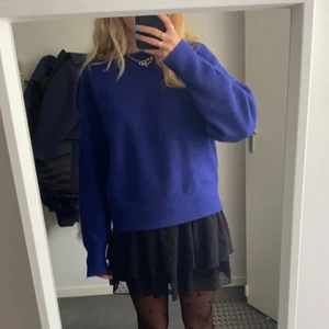 Stickad tröja - Säljer denna jättesnygga tröja från Zara. Den är så sjukt skön och sticks inte alls. 