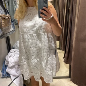 Vit klänning - Säljer en så fin klänning! Använd 2 gånger, köpte den till min skolavslutning men sen hittade jag en annan. Super bra skick💞