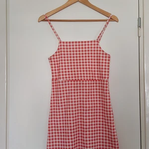 Klänning - Storlek S. Bra skick 👍. Kan bli upphämtad eller kan fraktas.💌