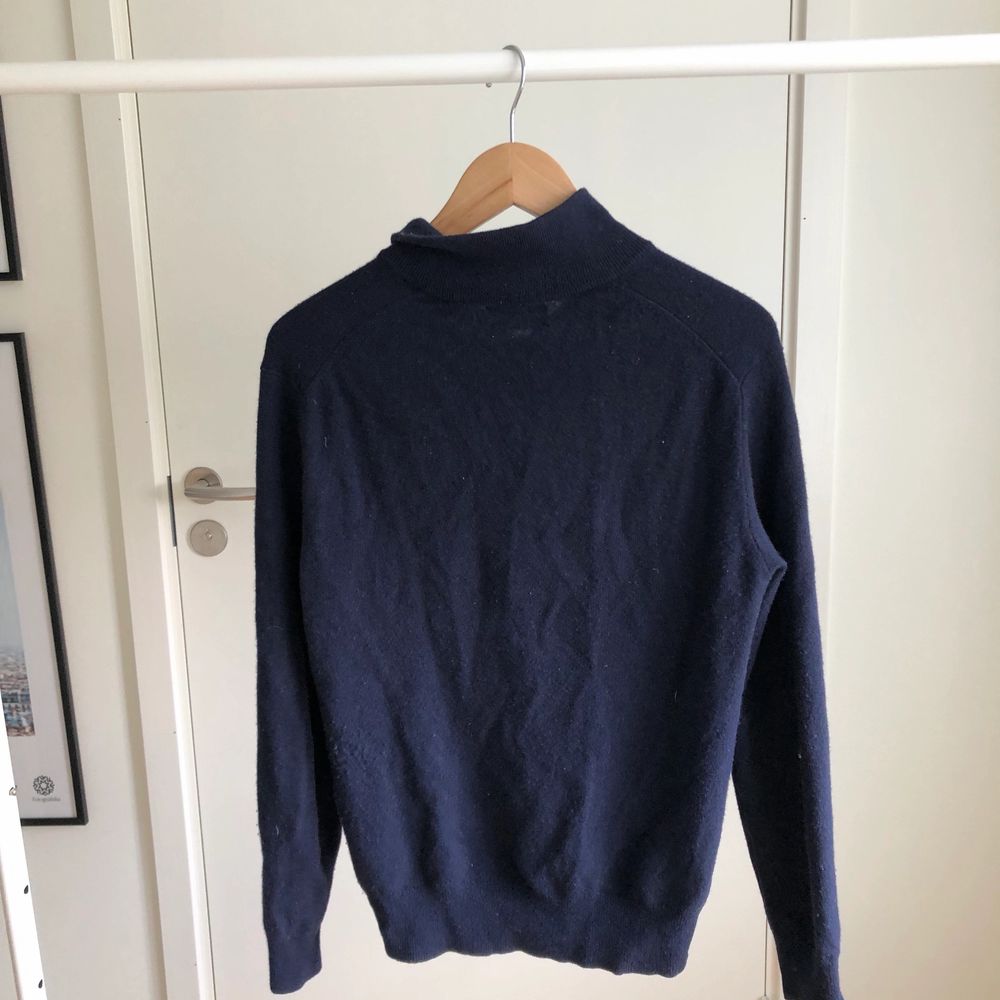 Trendig stilren half-zip/quarter-zip från Ralph Lauren. Sparsamt använd. Alla plagg (tredjebilden) är från Ralph Lauren och om fler bilder skulle önskas är det bara att hojta till. Vill du ha ett eller flera av plaggen så kan jag fixa ett paketpris . Tröjor & Koftor.