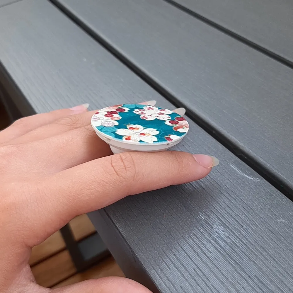 Pop socket till mobilen så att man kan hålla mobilen ❤. Accessoarer.