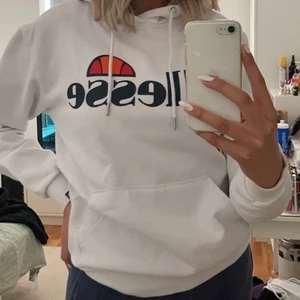 Vit ellesse hoodie - Så fin hoodie som tyvär inte kommer till användning längre! Fint skick!!❤️🥰