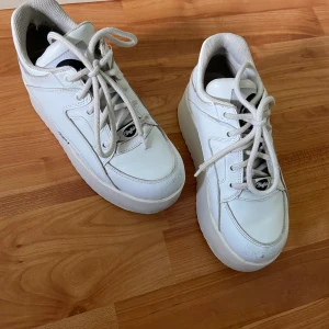 Buffalo  - Snygga platåsneakers från Buffalo. Storleken syns inte längre men passar mig som vanligtvis har 38☺️ Väl använda så är lite slitna men har mer att ge! Kan mötas upp i Gbg eller skickas mot frakt 💕