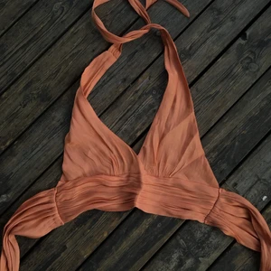 Orange  - Säljer denna jättefina orangea halterneck topp, storlek xs men mer som S (men skulle säga att den passar bra på någon med lite större byst) 💓