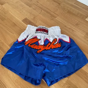 Muay Thai shorts - Säljer ett par helt nya thaiboxningsshorts. Köpta men aldrig använda då dem inte passade.