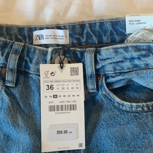 STRAIGHT-LEG MID-RISE JEANS ZARA - Säljer mina populära jeans från ZARA i storlek 36. Inte använda och prislappen sitter kvar. Säljer eftersom jag köpte i två storlekar pch tyckte andra passade bättre på mig. Kan åven byta mot ett par 38 i samma modell och färg💕Köp direkt för 500+frakt