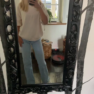 Jeans Zara raka - Slutsålda populära jeans från Zara som inte säljs längre, jättefina och har bara använt dom någon enstaka gång, säljer pga de är en aning för korta i benen på mig som är 169 cm lång! annars hade jag haft kvar dom!